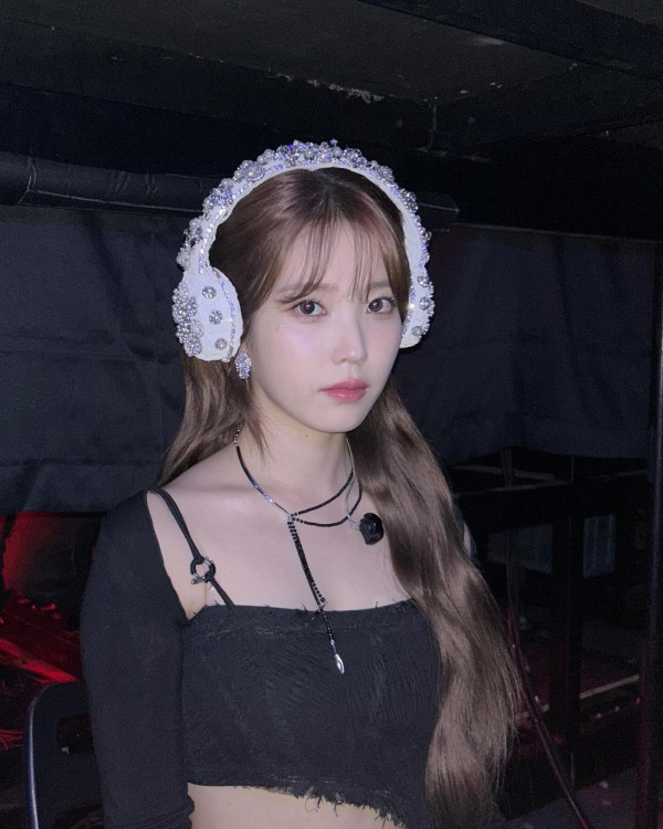 복부를 드러낸 블랙원피스 섹시한 대기실의 아이유
