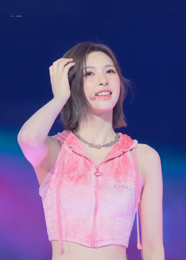 핑크색 민소매 후드티 엔믹스 배이