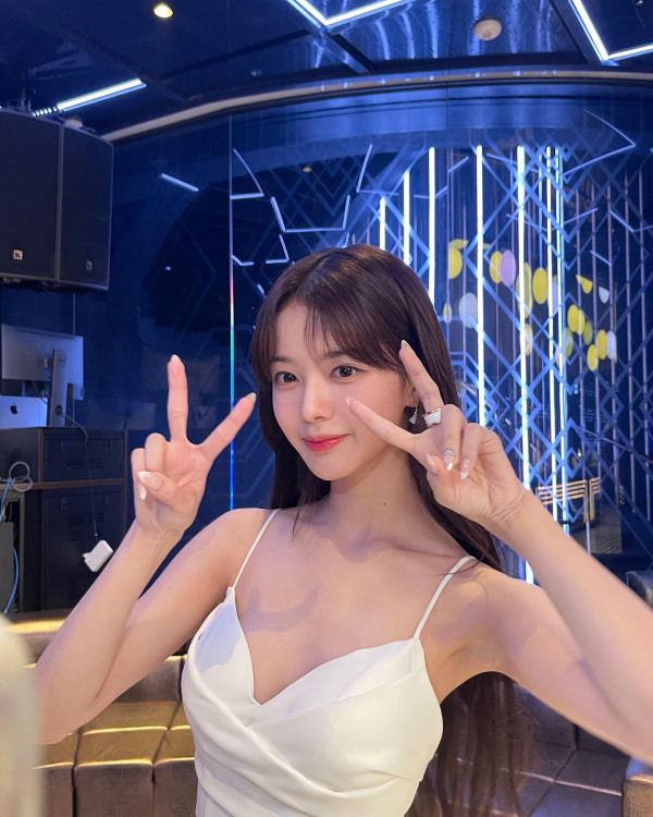 배우 노정의 깊게 파인 화이트 끈드레스
