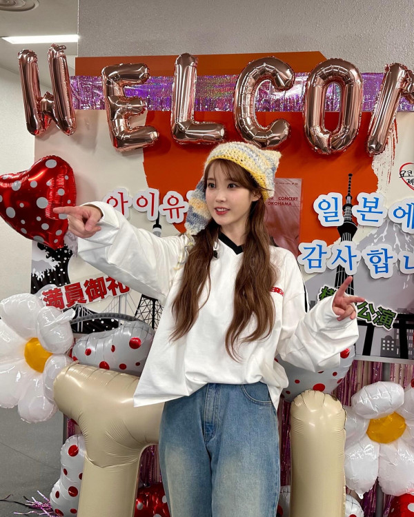 복부를 드러낸 블랙원피스 섹시한 대기실의 아이유