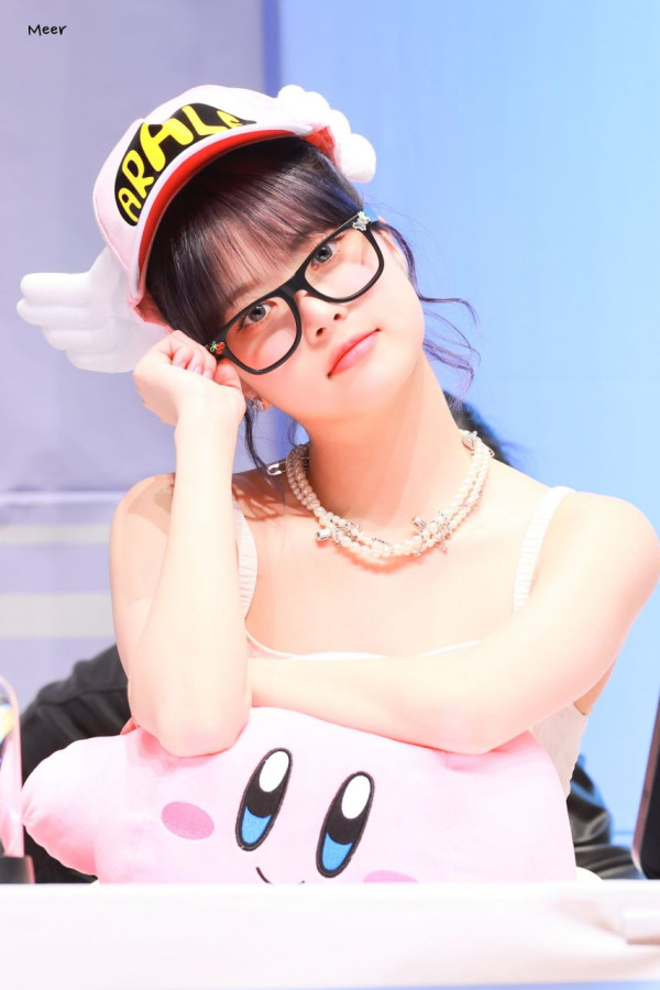 아라레 모자 쓴 르세라핌 홍은채