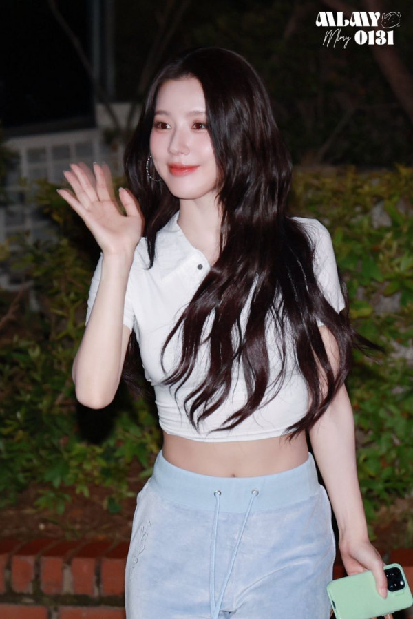 봉긋한 흰 크롭티 미친 미모 아이들 미연