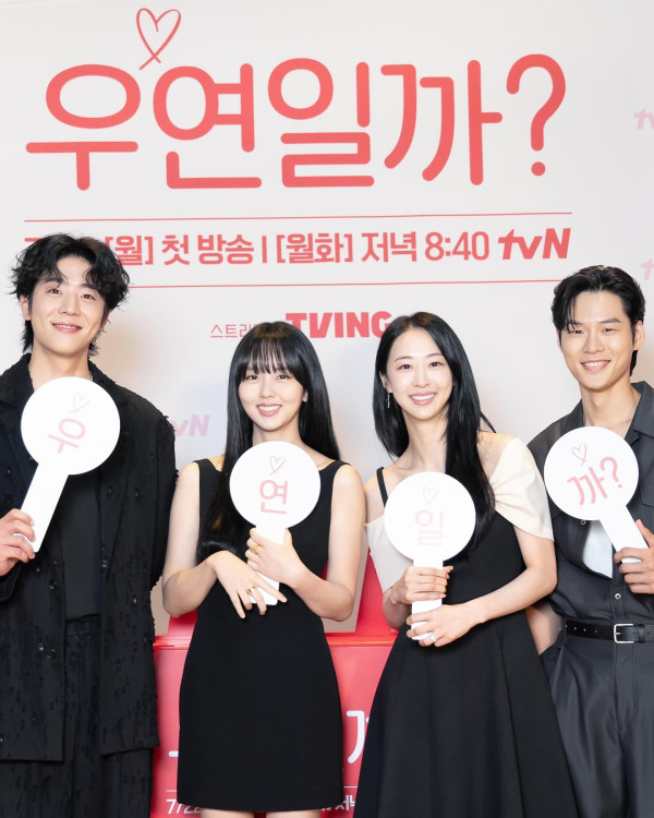 배우 김소현 검정 민소매 드레스