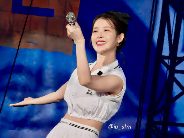 하트하는 아이유