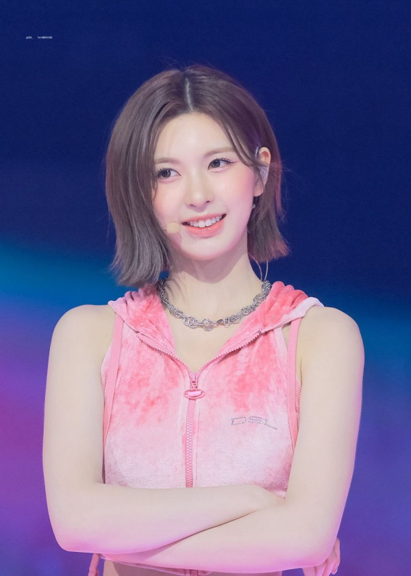 핑크색 민소매 후드티 엔믹스 배이