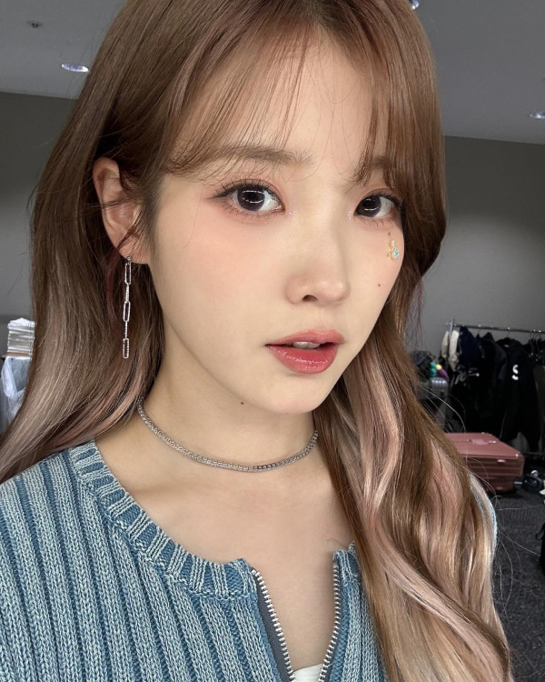 복부를 드러낸 블랙원피스 섹시한 대기실의 아이유