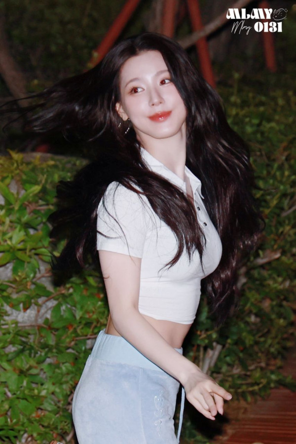 봉긋한 흰 크롭티 미친 미모 아이들 미연