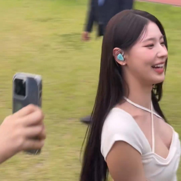 X자 홀터넥 원피스 입고 지나가는 아이들 미연