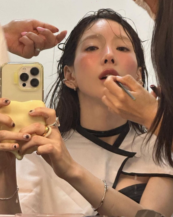 태연 검정 란제리룩