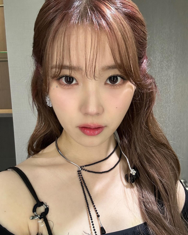 복부를 드러낸 블랙원피스 섹시한 대기실의 아이유