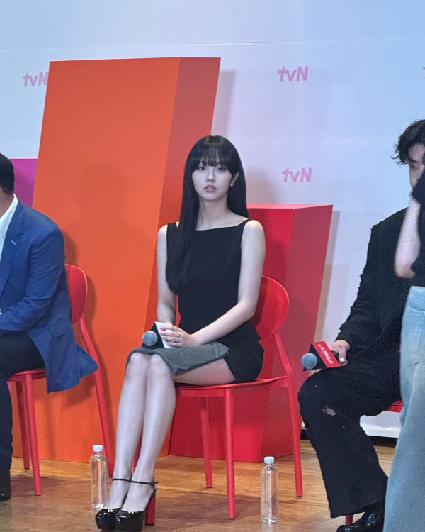 배우 김소현 검정 민소매 드레스