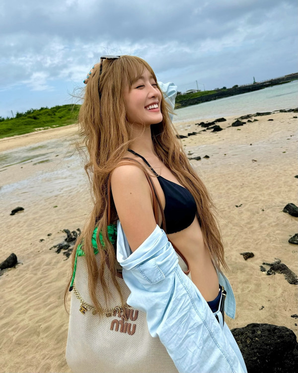 과감한 (여자)아이들 민니 바닷가에서 끈비키니 몸매