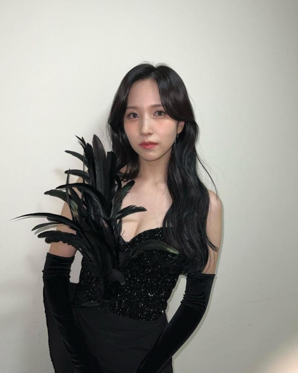 트와이스 미나 블랙오프숄더 의상