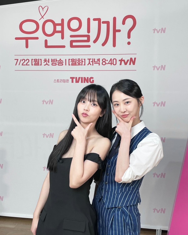 배우 김소현 검정 민소매 드레스