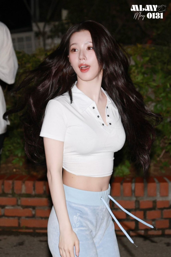 봉긋한 흰 크롭티 미친 미모 아이들 미연