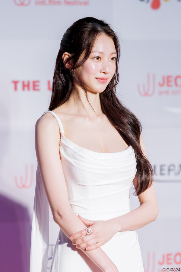 배우 공승연 끈드레스 2장
