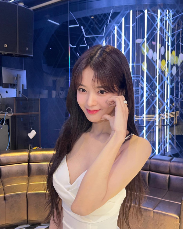 배우 노정의 깊게 파인 화이트 끈드레스