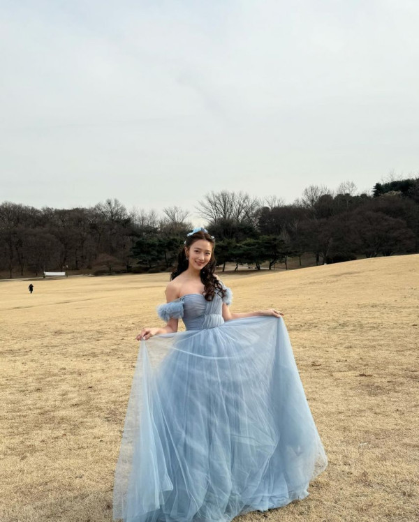 배우 표예진 오프숄더 드레스
