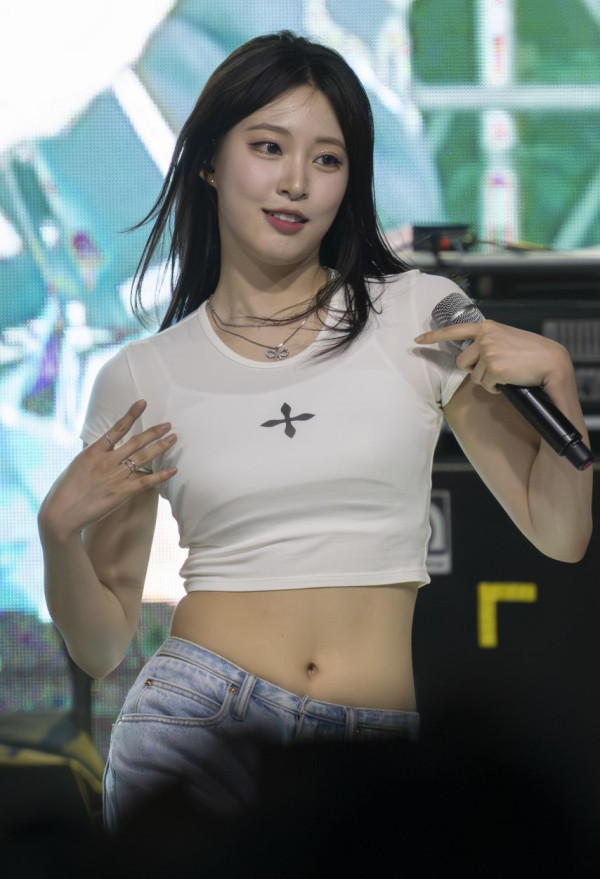 허리배꼽을 드러낸 위클리 조아
