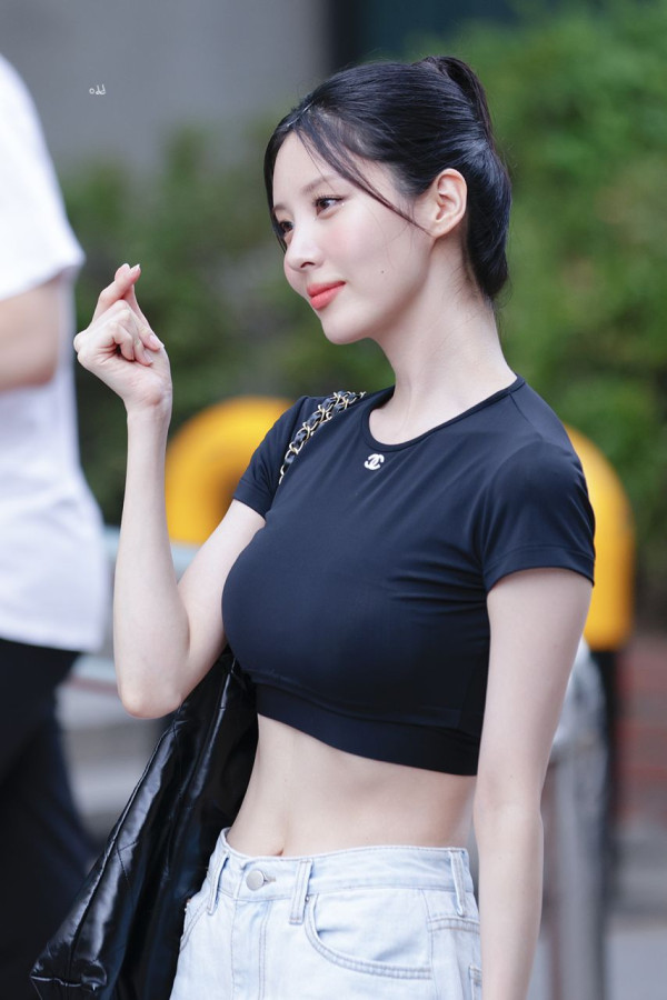 소녀시대 서현 검은색 샤넬 크롭티