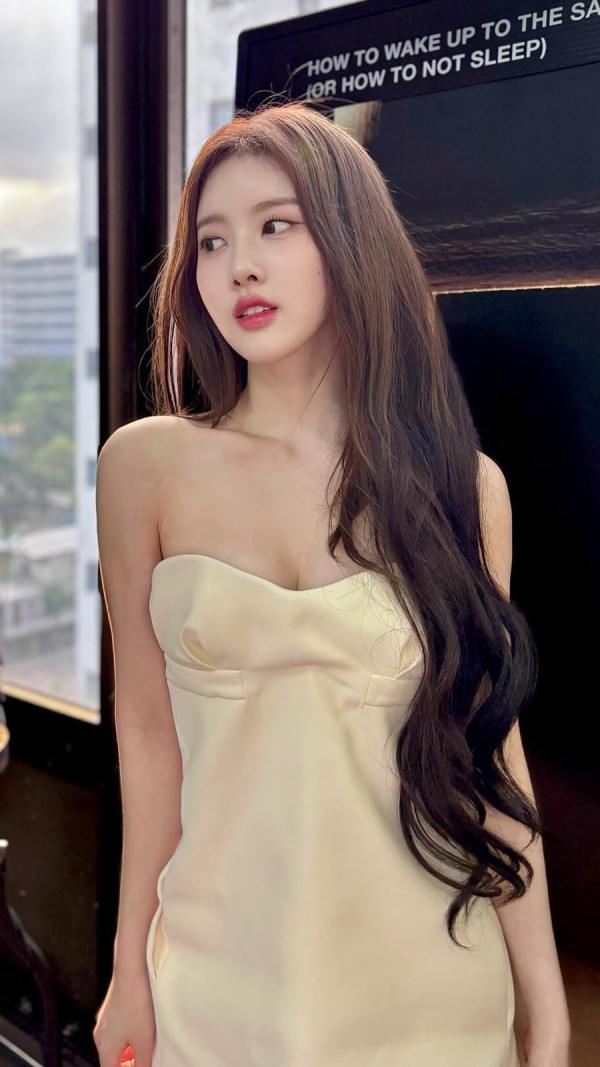 스테이씨 시은 아이보리색 오프숄더 원피스