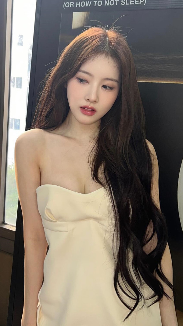 스테이씨 시은 아이보리색 오프숄더 원피스