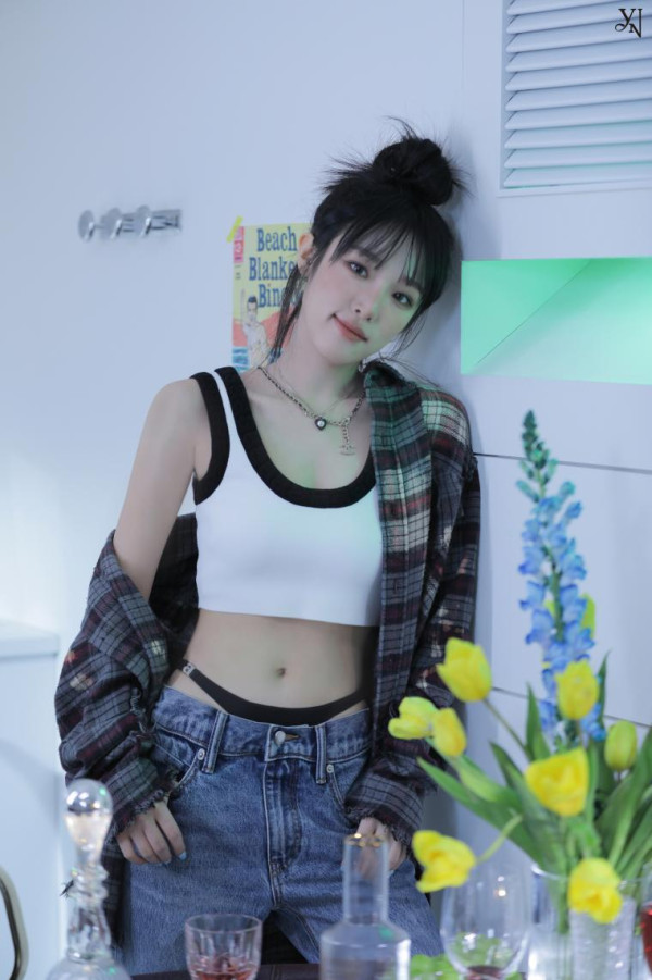 검은색 끈팬티를 최예나