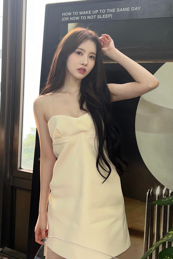 스테이씨 시은 아이보리색 오프숄더 원피스