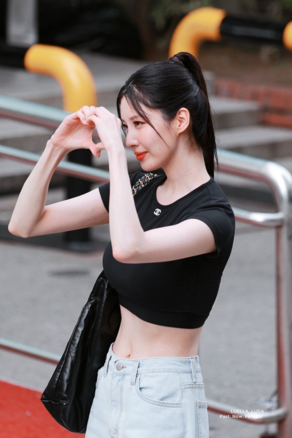 소녀시대 서현 검은색 샤넬 크롭티