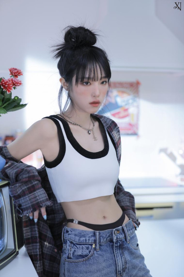 검은색 끈팬티를 최예나