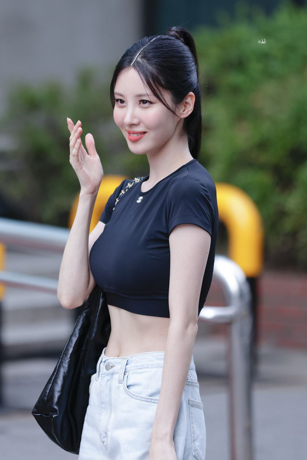 소녀시대 서현 검은색 샤넬 크롭티