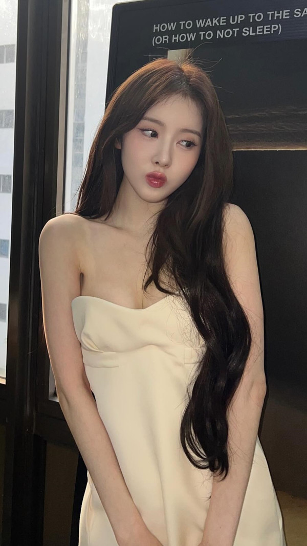 스테이씨 시은 아이보리색 오프숄더 원피스