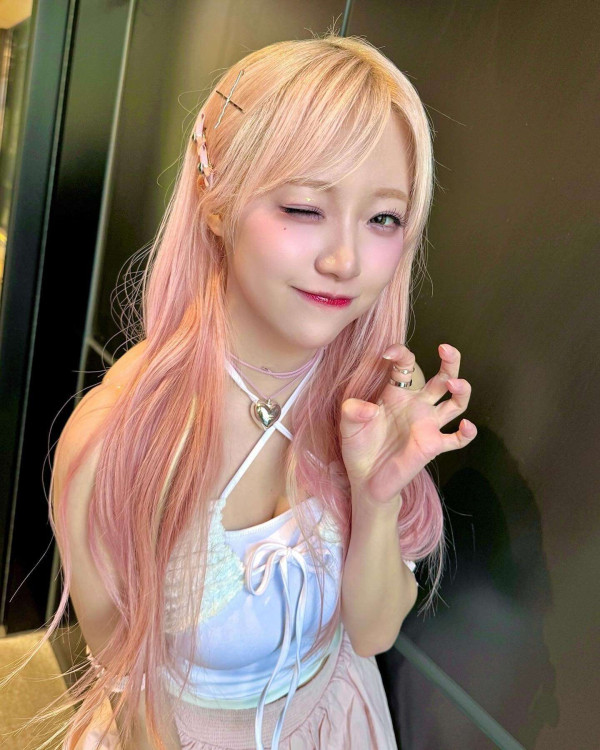 흰 티셔츠 시그니처 지원 볼륨감