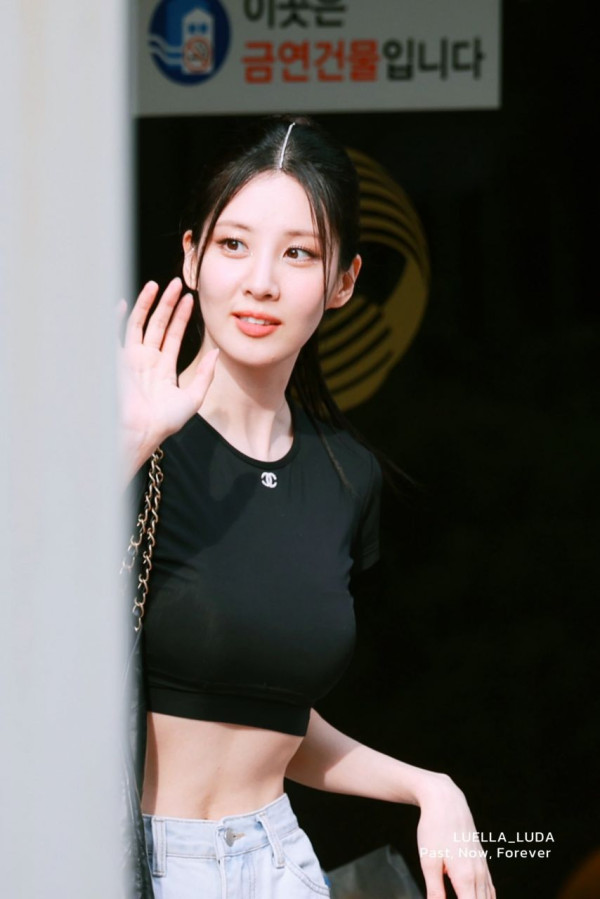 소녀시대 서현 검은색 샤넬 크롭티