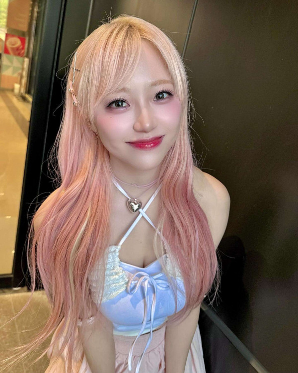 흰 티셔츠 시그니처 지원 볼륨감