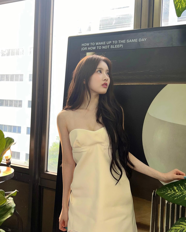 스테이씨 시은 아이보리색 오프숄더 원피스