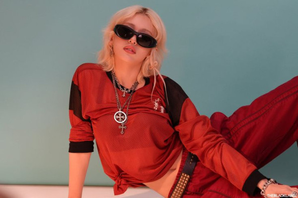 빨간 축구 유니폼 전소미