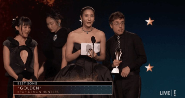 케데헌 크리틱스 초이스 애니메이션상 수상장면