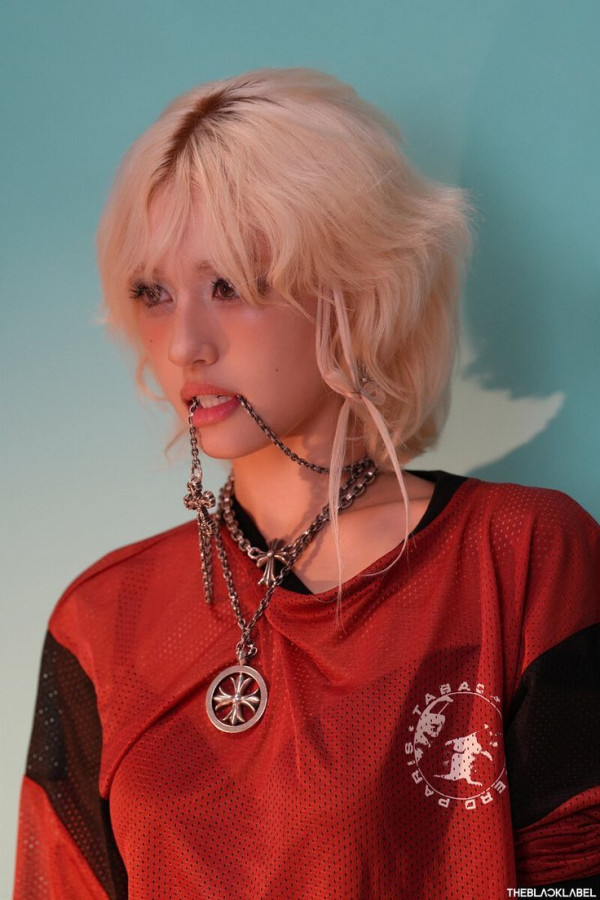 빨간 축구 유니폼 전소미