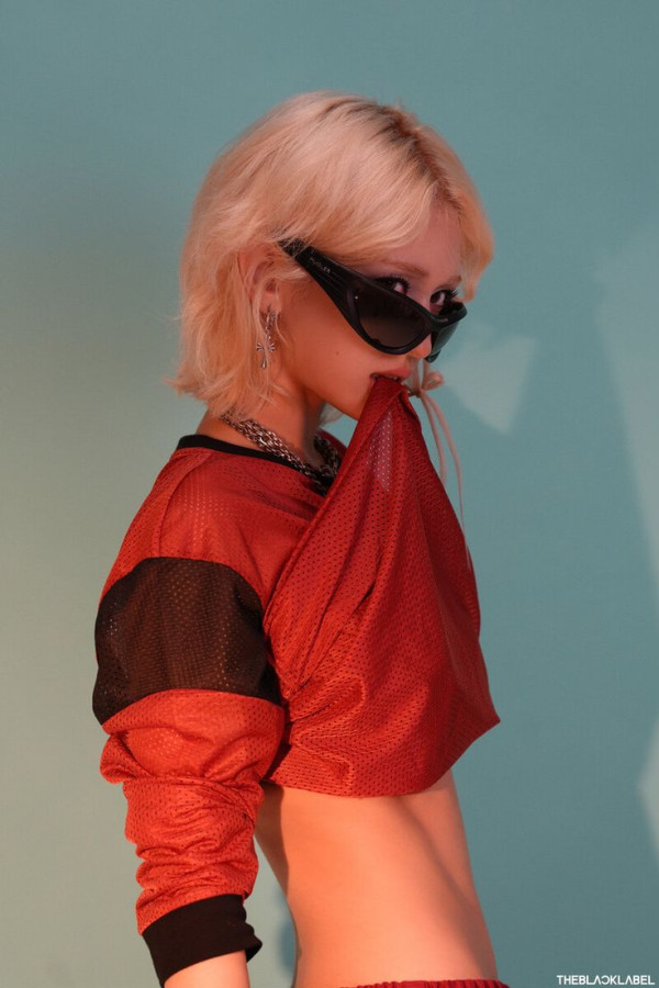 빨간 축구 유니폼 전소미