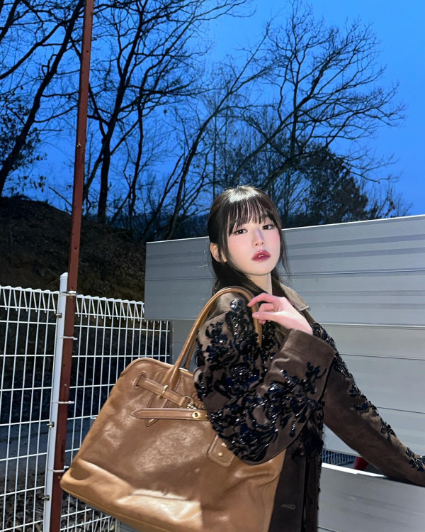 산을 배경으로 찍은 아이브 장원영 각선미