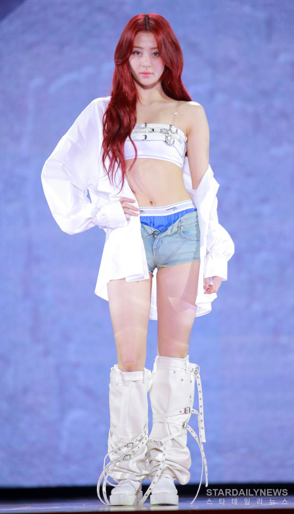 지퍼를 오픈한 청핫팬츠 르세라핌 허윤진