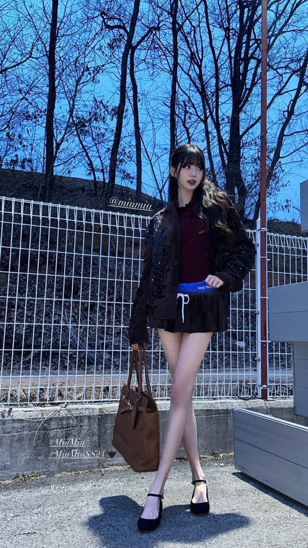 산을 배경으로 찍은 아이브 장원영 각선미