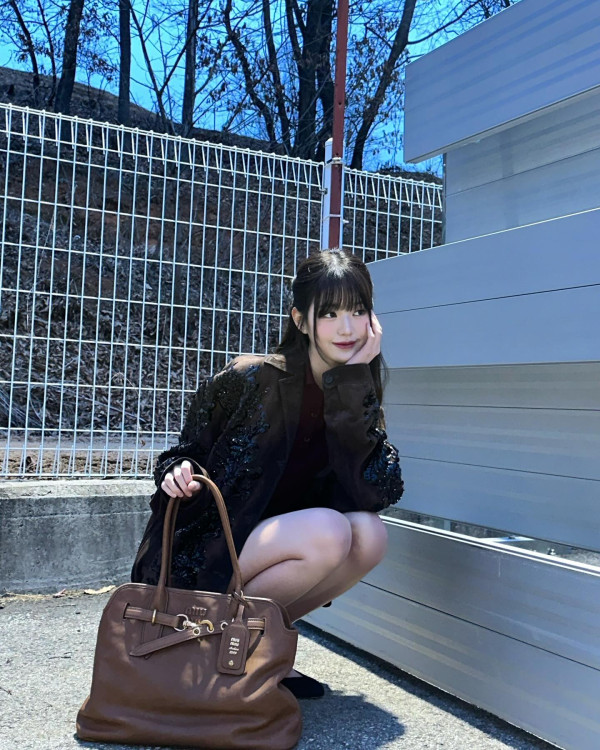 산을 배경으로 찍은 아이브 장원영 각선미