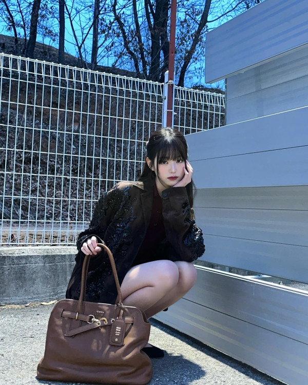 산을 배경으로 찍은 아이브 장원영 각선미