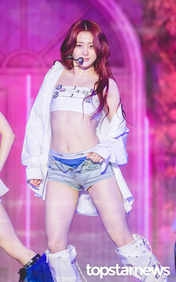 지퍼를 오픈한 청핫팬츠 르세라핌 허윤진