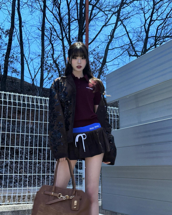 산을 배경으로 찍은 아이브 장원영 각선미