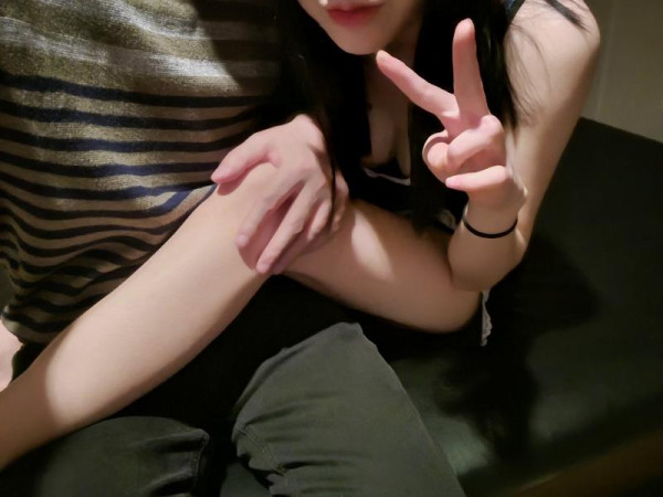 손님들과 인증샷을 찍어주는 키스방녀