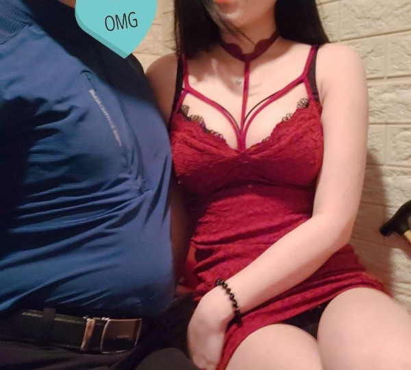 손님들과 인증샷을 찍어주는 키스방녀