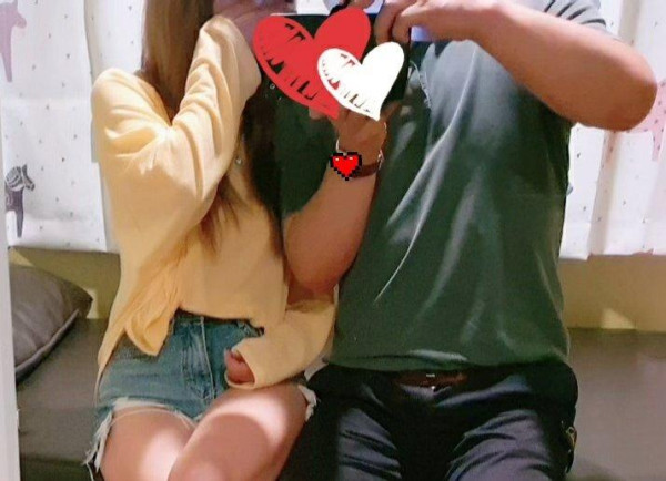 손님들과 인증샷을 찍어주는 키스방녀